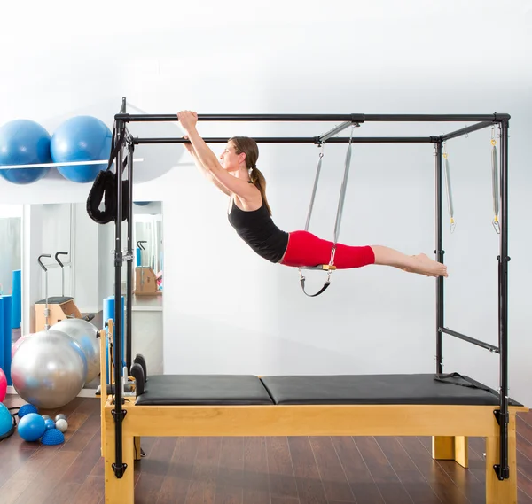 Aeróbica pilates instrutor mulher em cadillac — Fotografia de Stock