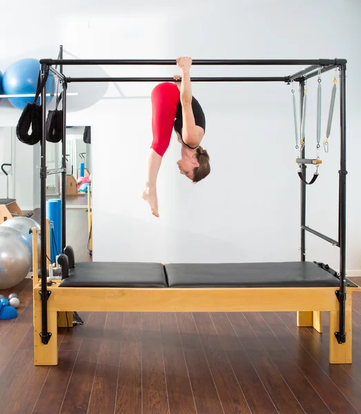 Pilates instructora aeróbica mujer en cadillac — Foto de Stock