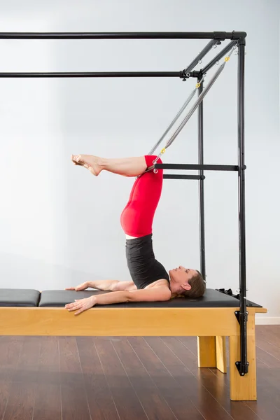 Instructora de pilates aeróbicos mujer en cadillac — Foto de Stock