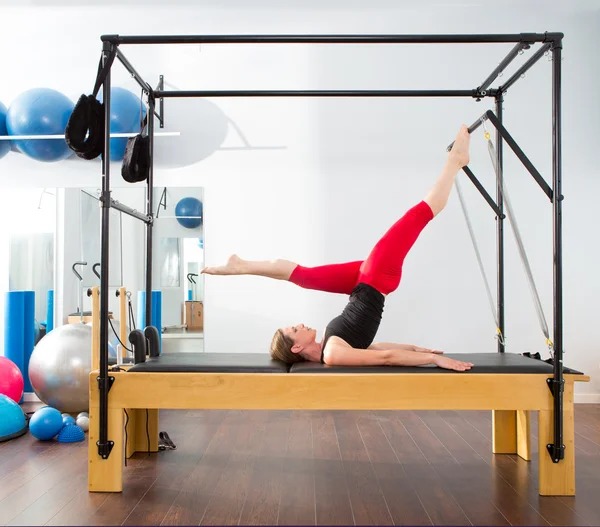 Pilates aerobik eğitmeni kadında cadillac — Stok fotoğraf