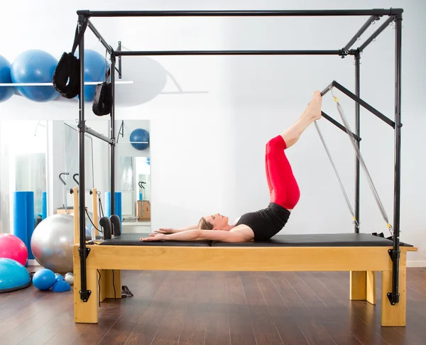 Pilates instructora aeróbica mujer en cadillac —  Fotos de Stock