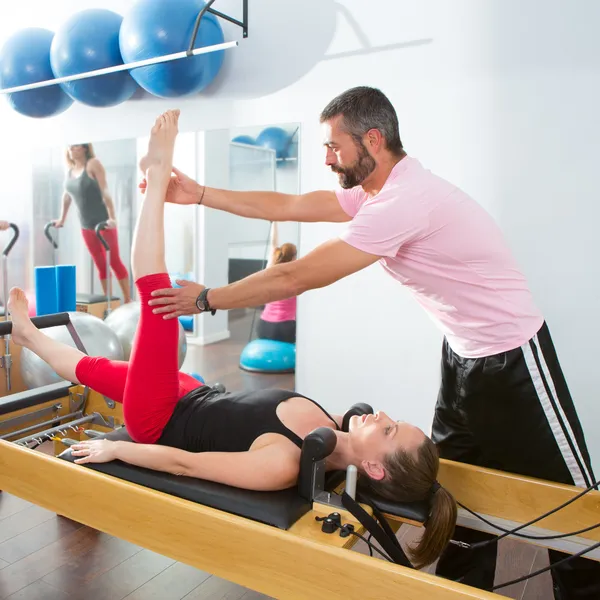 Pilates aërobe persoonlijke trainer man in cadillac — Stockfoto