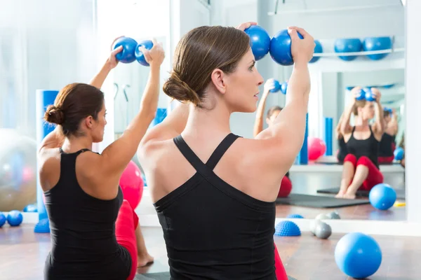 Blu palla tonificante in donne pilates classe vista posteriore — Foto Stock