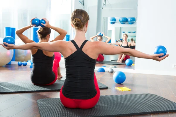 Blauer Toning Ball in der Pilates-Klasse für Frauen Rückansicht — Stockfoto
