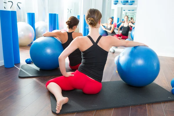 Stabilitets-ball i kvinnor pilates klass bakifrån — Stockfoto