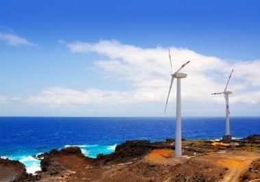 Okyanusun Önündeki Aerojenaratör Yel Değirmenleri