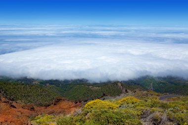la palma bulutlarda denizin mavi gökyüzü