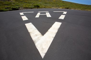 heliport üçgen beyaz toprak işareti boyalı