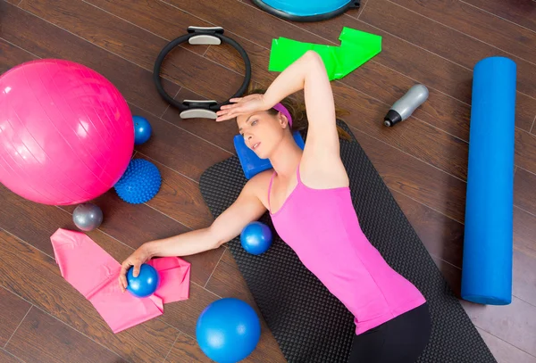 Aerobica donna stanco riposo sdraiato su mat — Foto Stock