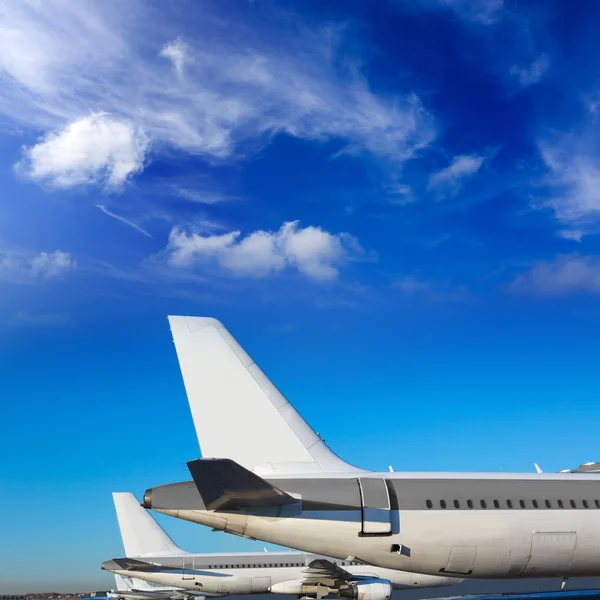 Airplanes in a row under blue sky — Stock Photo, Image