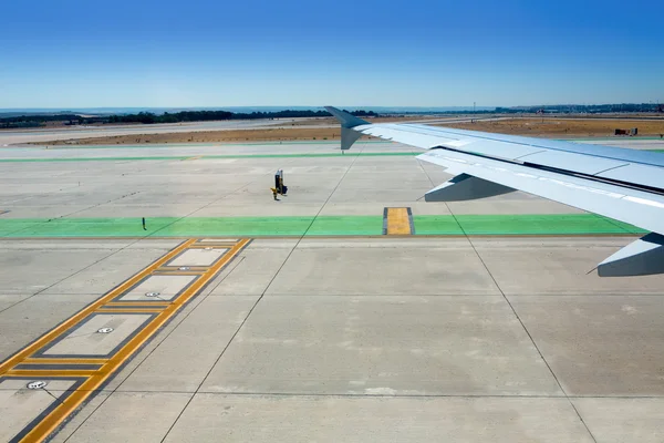 Airplane wing leaving the airport — Stock Photo, Image