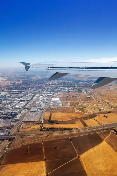 Взлет самолета из Мадрида в Испании — стоковое фото