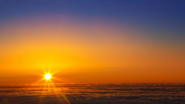 La palma bulutlarda haze deniz günbatımı gökyüzü — Stok fotoğraf