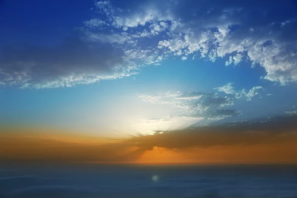 ヘイズ雲の海の夕焼け空 — ストック写真