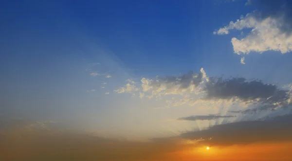 Puesta de sol nubes de cielo dramáticas en La Palma — Foto de Stock