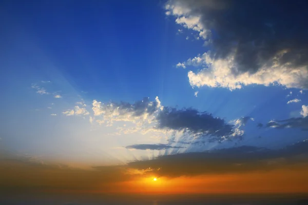 La palma bulutlarda dramatik gökyüzü günbatımı — Stok fotoğraf