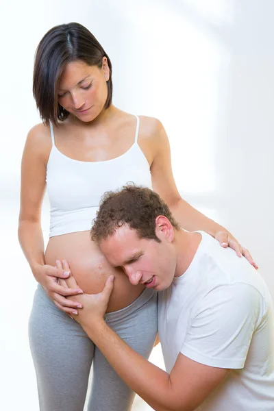 Όμορφη έγκυο γυναίκα με άντρα ζευγάρι — Φωτογραφία Αρχείου