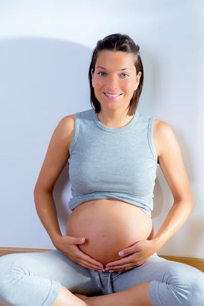 Bela mulher grávida massagem mãos na barriga — Fotografia de Stock