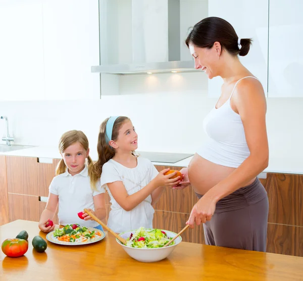 Belle mère enceinte avec ses filles à la cuisine — Photo