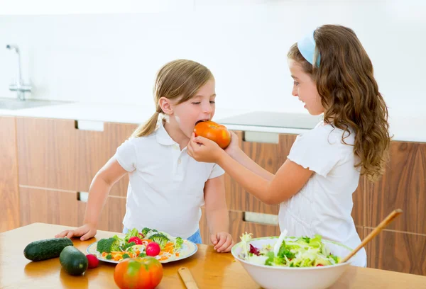 Beautiful chef sisters at home kitchen preparing salad — Stock Photo, Image