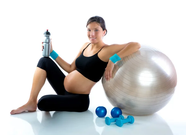 Hermosa mujer embarazada en gimnasio de fitness relajado — Foto de Stock