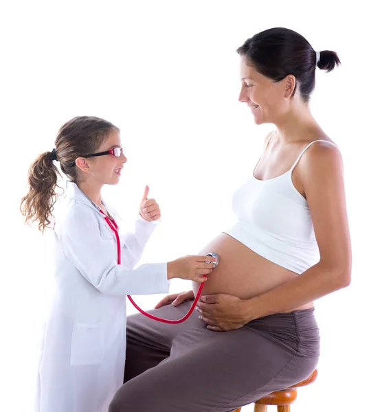 Hermosa mujer embarazaday niña como médico estetoscopio — Foto de Stock