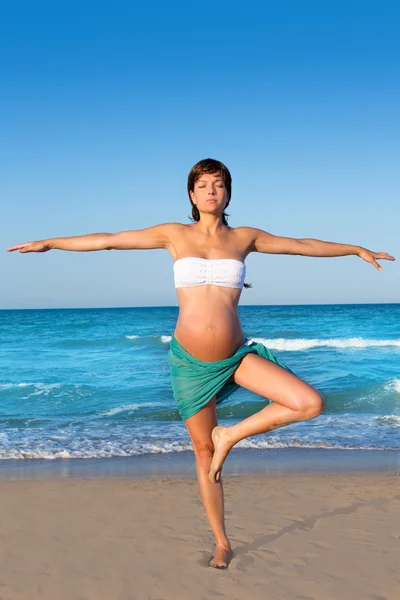 Beautiful pregnant woman precticing yoga in blue beach — Stock Photo, Image