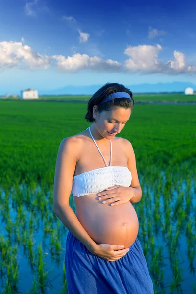 Piękna kobieta w ciąży chodzenie zewnątrz natury — Zdjęcie stockowe