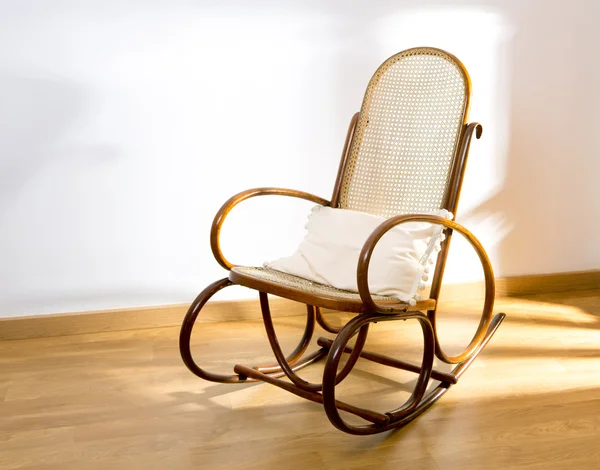 Balancim retro dourado cadeira balanço de madeira no chão de madeira — Fotografia de Stock