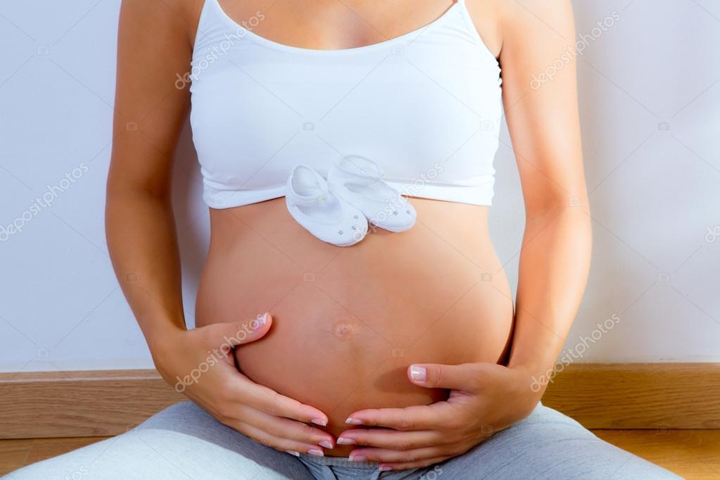 Belle Femme Enceinte Avec Des Chaussures De Bebe Sur Le Ventre Image Libre De Droit Par Lunamarina C Belle Femme Enceinte Avec Des Chaussures De Bebe Sur Le Ventre Image Libre De Droit Par Lunamarina C