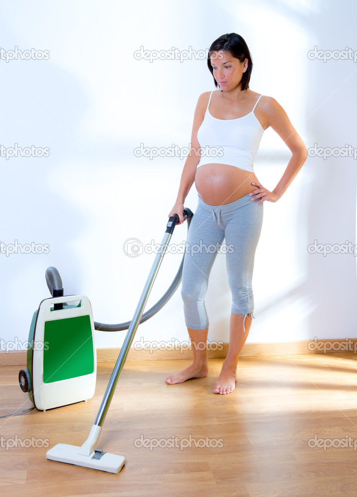 Beautiful pregnant woman retro vacuum housewife — Stock Photo
