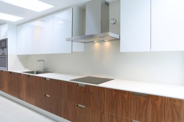 Beyaz ve ceviz ahşap gerçek modern bir mutfak