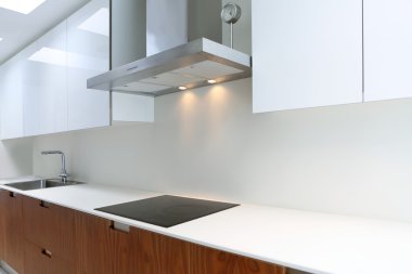 Beyaz ve ceviz ahşap gerçek modern bir mutfak
