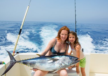 Bikini fisher kadın ve kızı ile mavi yüzgeçli orkinos