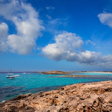 Ibiza yakınındaki formentera içinde plaj Illetas illetes