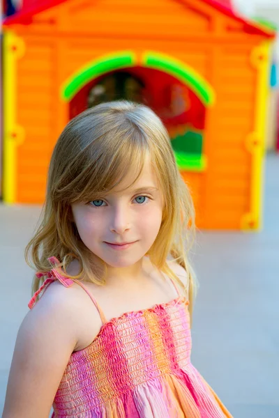 Rubia niña sonriendo en el patio al aire libre —  Fotos de Stock