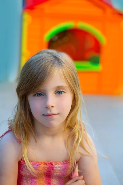 Jeune fille blonde souriant dans une aire de jeux extérieure — Photo