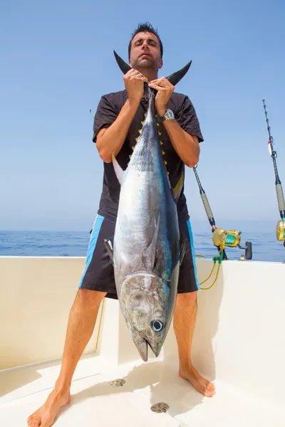 大的蓝鳍金枪鱼的渔获花船上的渔夫 — 图库照片