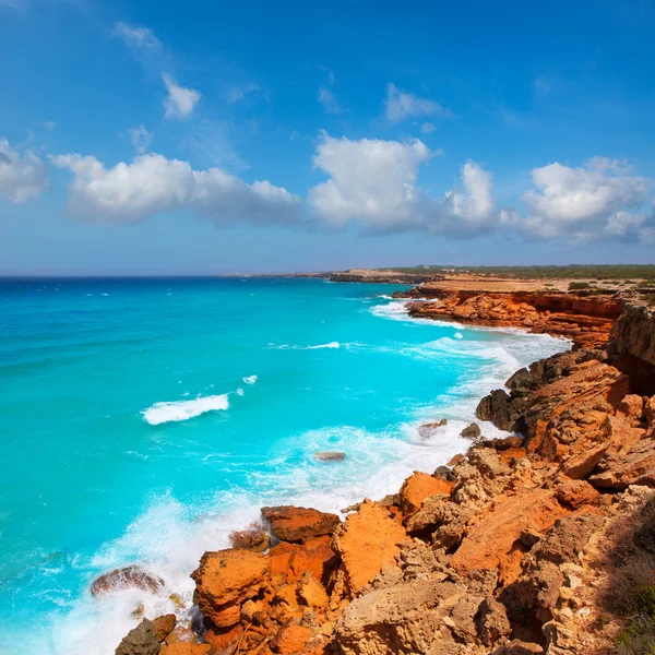 Cala Saona Küste mit türkisfarbenem rauem Mittelmeer — Stockfoto