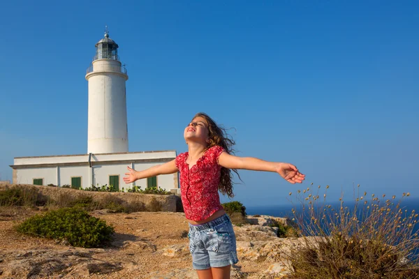 Blå dag med kid flicka öppna händer till vinden — Stockfoto
