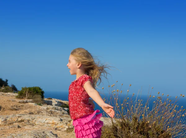 Niebieski dzień dziecko dziewczynka otwarte ręce na wiatr — Zdjęcie stockowe