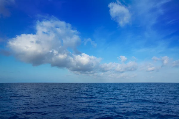 Chmury cumulus w błękitne niebo nad horyzont wody — Zdjęcie stockowe