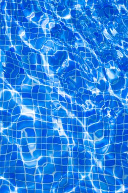 Mavi tiels havuzu ripple su yansıması ile