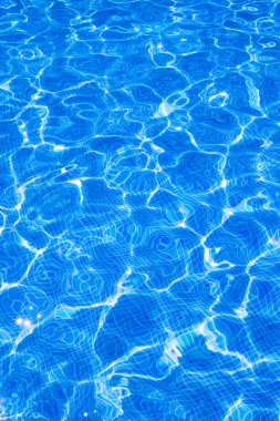 Mavi tiels havuzu ripple su yansıması ile