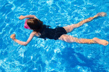bikini çocuk kız mavi çinileri yaz aylarında yüzme
