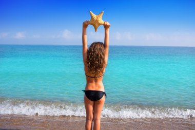 mavi plaj kız denizyıldızı dikiz holding bikini ile
