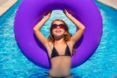 Bikini kız ile güneş gözlüğü ve şişme havuz çalmak