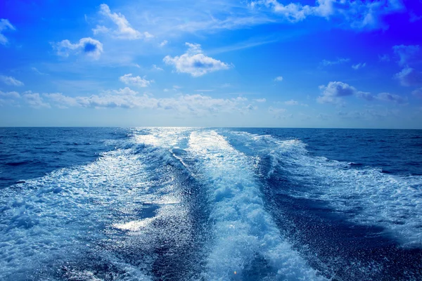 Boot wake prop wassen schuim in blauwe hemel — Stockfoto