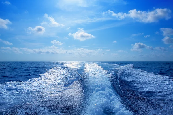 Tekne wake prop yıkama köpük mavi gök — Stok fotoğraf