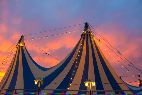 劇的な夕焼け空のカラフルでサーカスのテント — ストック写真